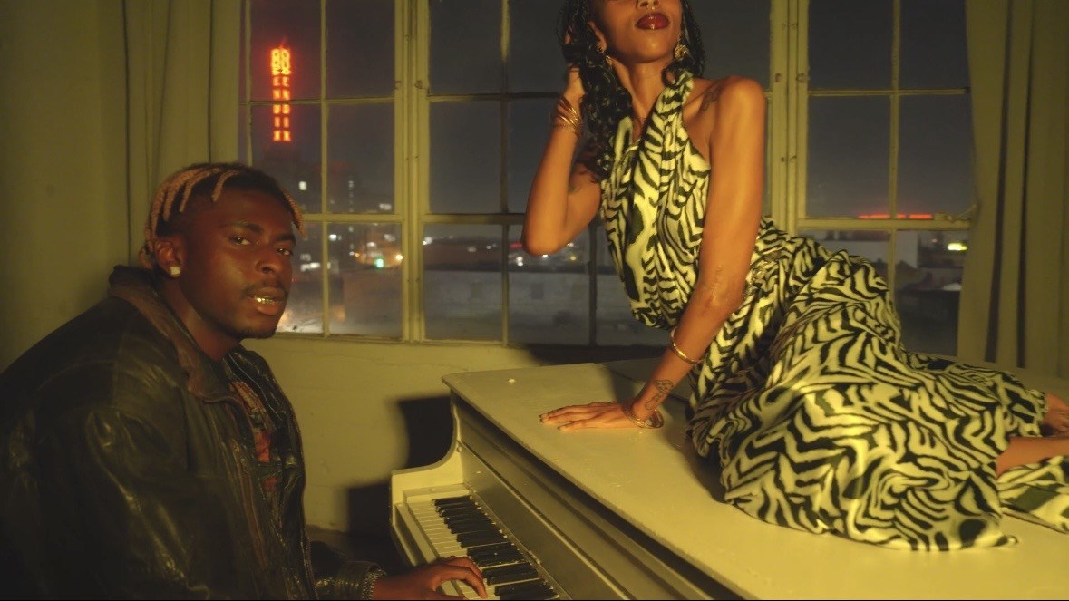 Juuva Teasin music video piano scene